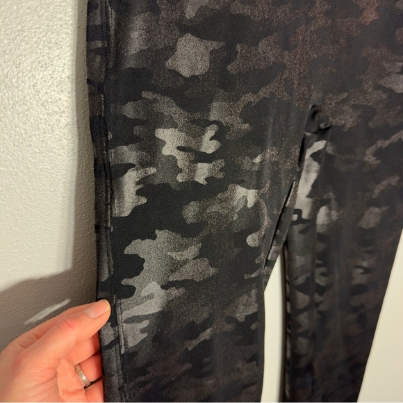 NWT Spanx Faux Leather Metallic Camo Leggings Women’s Size Large - Picture 5 of 11